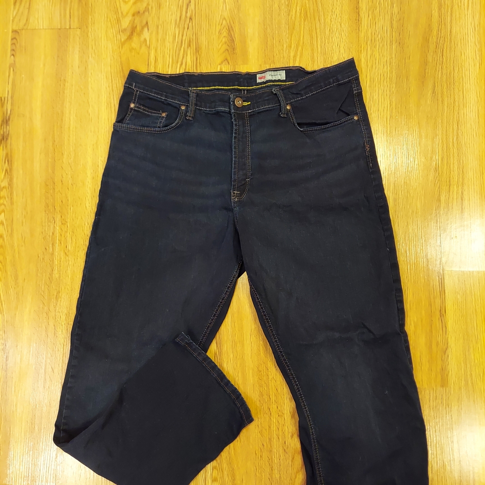 Wrangler premium quality men's blue jeans. Size 38x30. Cotton/spandex. Lightweig